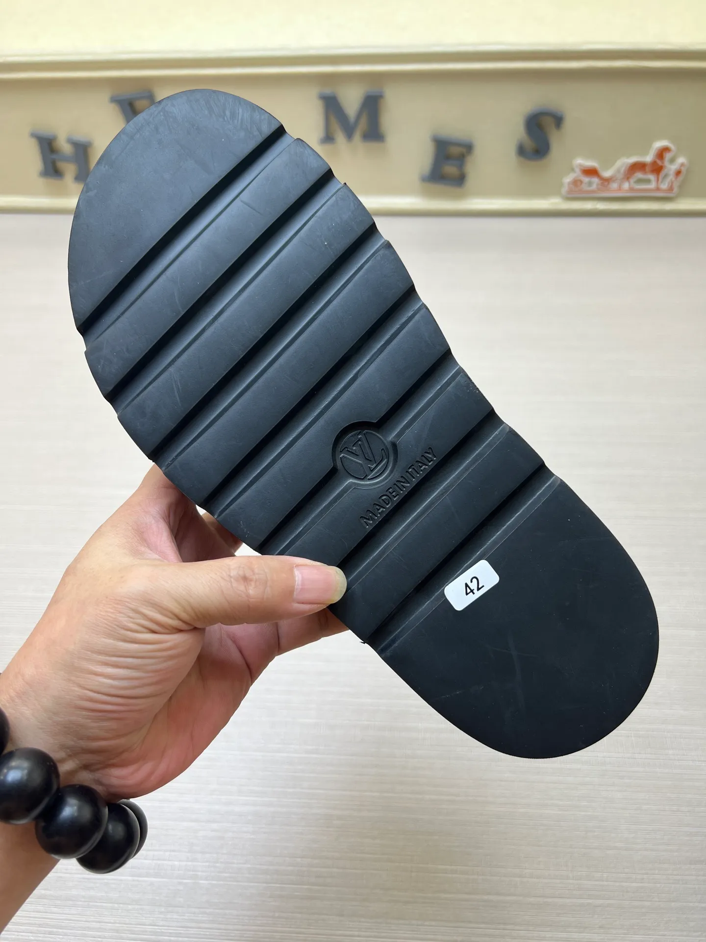 Factory price: 360💰【LOUIS VUITTON】Louis Vuitton, LV printing, men's and women's slippers are on the market, drawer box packaging with cloth bag, card, the upper pattern looks very soft and waxy, super versatile leg slimming artifact. Fabric: imported denim/canvas/old fabric, LV hardware LOGO, official website pattern printing, comfortable to wear, foot pads: high elastic men's shoes💰U water table. Sole: foam sole, heel height: about 5cm. Code number: 35-46, 35, 45, 46 are custom-made and non-returnable. Color: multiple colors and styles available.